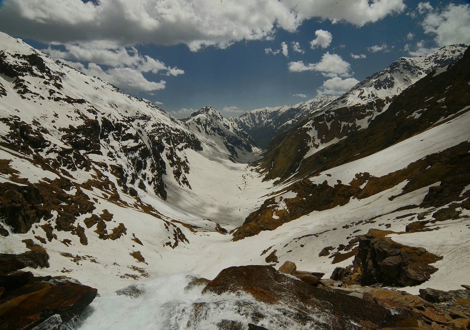 File source: https://commons.wikimedia.org/wiki/File:AjitHota_RupinPass_UpperWaterfall.jpg