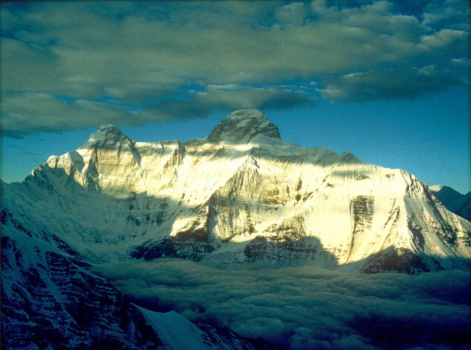 Nanda_Devi_peak_N_face_view_from_slopes_of_Deo_Damla_Jun_1980