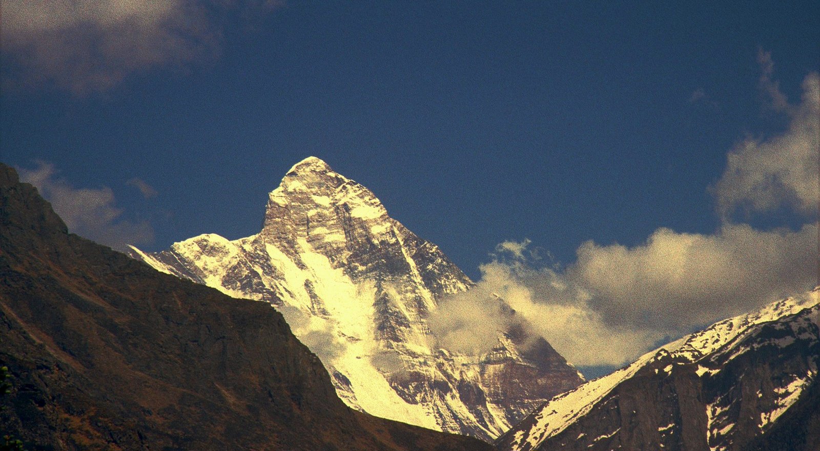 Nanda_Devi_peak_view_from_the_west_near_Deodi_camp_in_Rishi_Ganga_gorge_Mon_2_Jun_1980