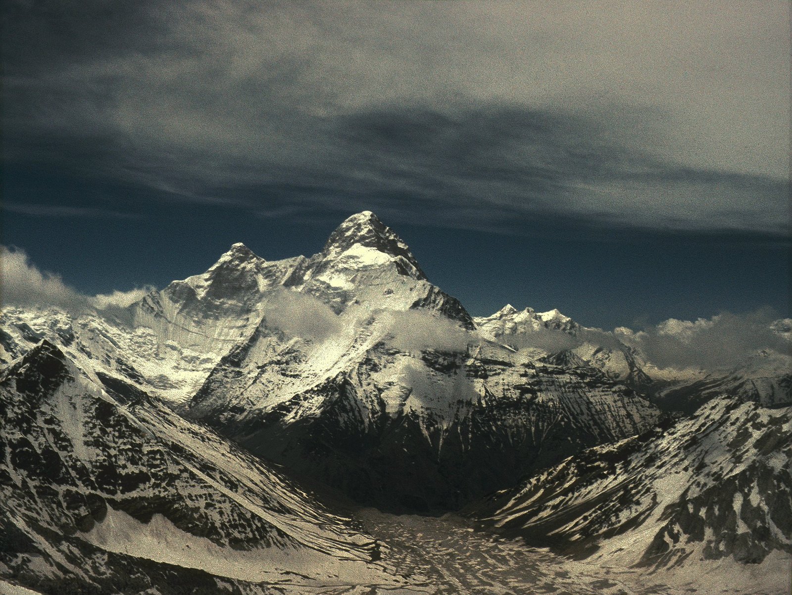 Nanda_Devi_peaks_wide_view_SE_from_slopes_of_Kalanka_in_Changabang_Gal_Jun_1980